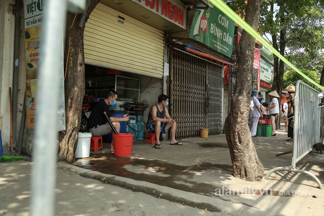 Chú bảo vệ, cô nhân viên y tế và những giọt mồ hôi không chạm đất bên trong hàng rào cách ly: Không cho phép mình nghỉ ngơi, không cho phép mình lùi bước - Ảnh 4.