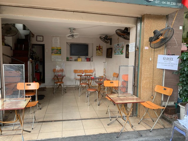 Nhiều quán cà phê, siêu thị Hà Nội kín khách, không giữ khoảng cách - Ảnh 10.