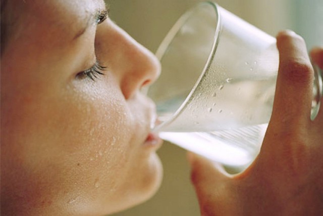 Vừa ngủ dậy buổi sáng đừng bao giờ uống nước lọc theo 2 cách này vì có thể làm hại dạ dày, gây ung thư - Ảnh 2.