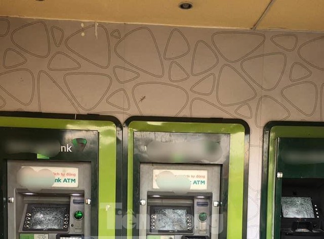 Loạt cây ATM ở Bình Dương bị kẻ gian đập phá - Ảnh 1.