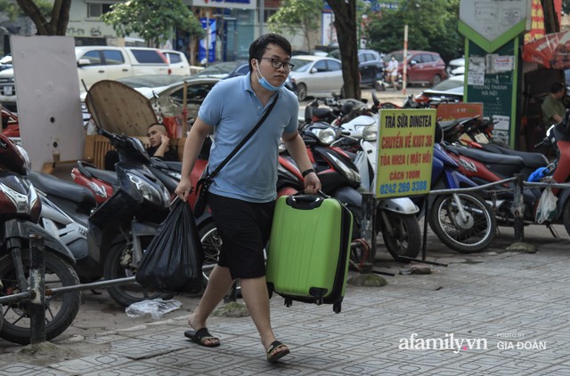 Kết thúc kỳ nghỉ lễ 30/4: Hàng nghìn phương tiện nối đuôi nhau, trẻ em ngủ gục trên xe máy theo cha mẹ quay trở lại Hà Nội - Ảnh 1.