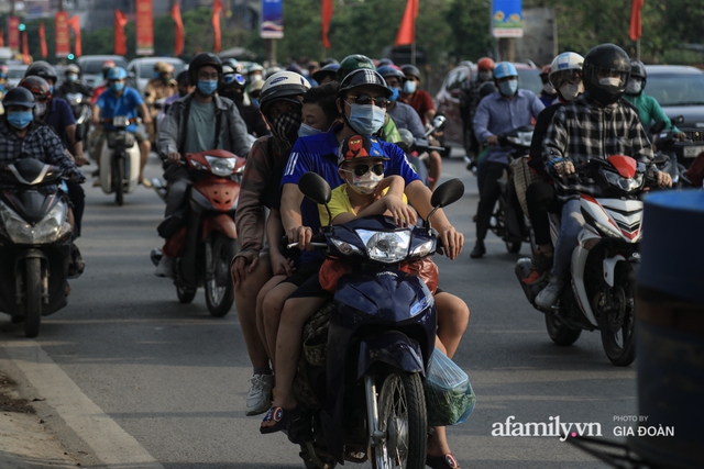 Kết thúc kỳ nghỉ lễ 30/4: Hàng nghìn phương tiện nối đuôi nhau, trẻ em ngủ gục trên xe máy theo cha mẹ quay trở lại Hà Nội - Ảnh 11.