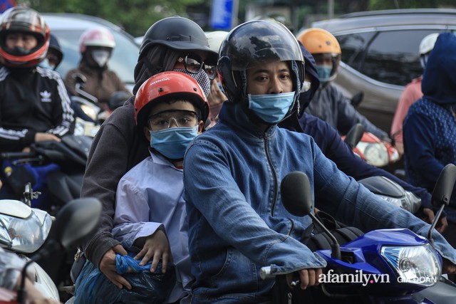Kết thúc kỳ nghỉ lễ 30/4: Hàng nghìn phương tiện nối đuôi nhau, trẻ em ngủ gục trên xe máy theo cha mẹ quay trở lại Hà Nội - Ảnh 13.