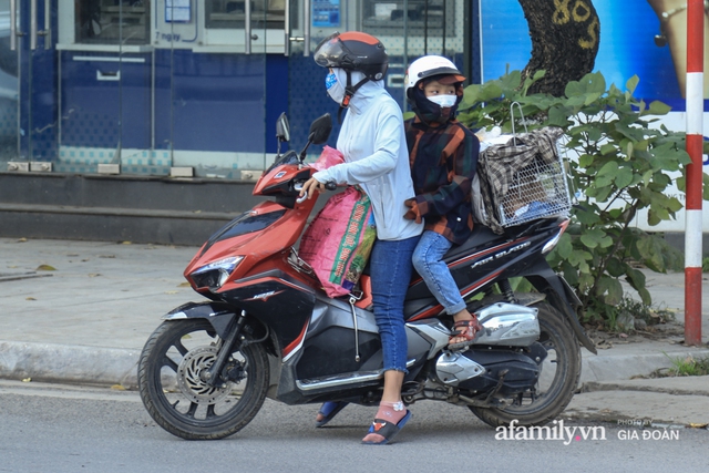 Kết thúc kỳ nghỉ lễ 30/4: Hàng nghìn phương tiện nối đuôi nhau, trẻ em ngủ gục trên xe máy theo cha mẹ quay trở lại Hà Nội - Ảnh 14.