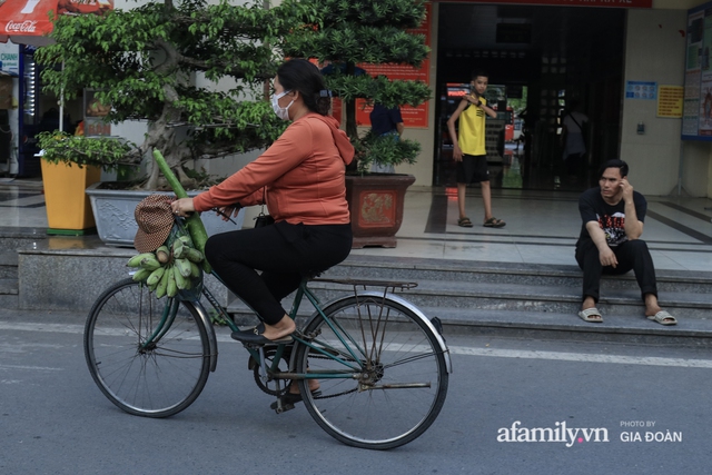 Kết thúc kỳ nghỉ lễ 30/4: Hàng nghìn phương tiện nối đuôi nhau, trẻ em ngủ gục trên xe máy theo cha mẹ quay trở lại Hà Nội - Ảnh 15.