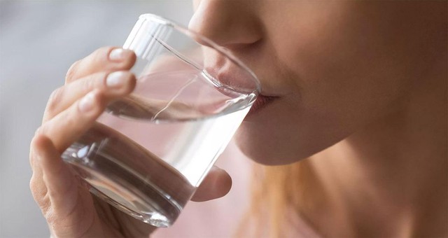 Vừa ngủ dậy buổi sáng đừng bao giờ uống nước lọc theo 2 cách này vì có thể làm hại dạ dày, gây ung thư - Ảnh 1.