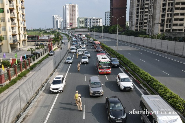 Kết thúc kỳ nghỉ lễ 30/4: Hàng nghìn phương tiện nối đuôi nhau, trẻ em ngủ gục trên xe máy theo cha mẹ quay trở lại Hà Nội - Ảnh 18.