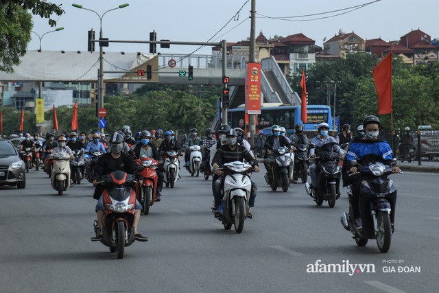 Kết thúc kỳ nghỉ lễ 30/4: Hàng nghìn phương tiện nối đuôi nhau, trẻ em ngủ gục trên xe máy theo cha mẹ quay trở lại Hà Nội - Ảnh 5.