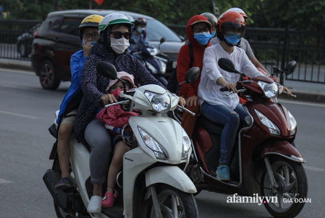 Kết thúc kỳ nghỉ lễ 30/4: Hàng nghìn phương tiện nối đuôi nhau, trẻ em ngủ gục trên xe máy theo cha mẹ quay trở lại Hà Nội - Ảnh 6.