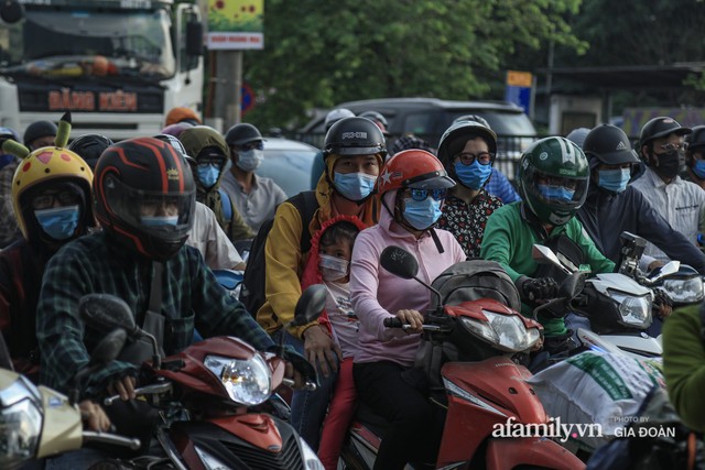 Kết thúc kỳ nghỉ lễ 30/4: Hàng nghìn phương tiện nối đuôi nhau, trẻ em ngủ gục trên xe máy theo cha mẹ quay trở lại Hà Nội - Ảnh 9.