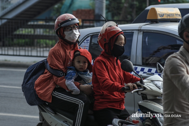 Kết thúc kỳ nghỉ lễ 30/4: Hàng nghìn phương tiện nối đuôi nhau, trẻ em ngủ gục trên xe máy theo cha mẹ quay trở lại Hà Nội - Ảnh 10.