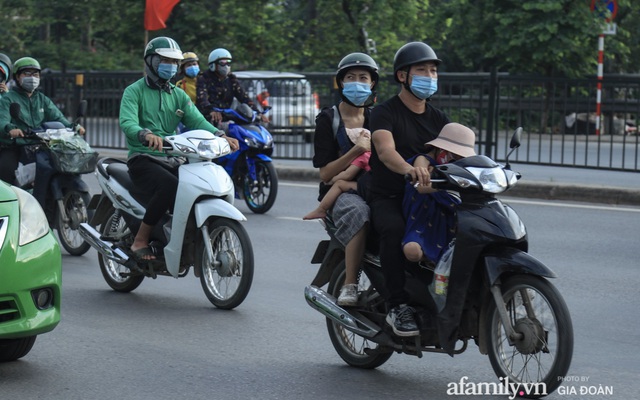 Kết thúc kỳ nghỉ lễ 30/4: Hàng nghìn phương tiện nối đuôi nhau, trẻ em ngủ gục trên xe máy theo cha mẹ quay trở lại Hà Nội