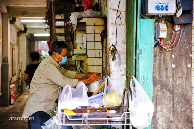 Tiệm hủ tiếu hơn 70 năm nổi tiếng với nồi sốt cà chua hầm mà về làm dâu rồi vẫn chưa được truyền ngay, cùng tấm bảng hiệu được định giá nghìn đô! - Ảnh 3.