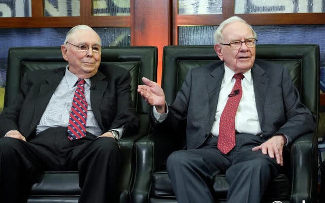 Warren Buffett và Charles Munger không cãi nhau trong suốt 62 năm: Thế giới ghen tị với sự giàu có của họ, tôi ghen tị với trí tuệ của họ