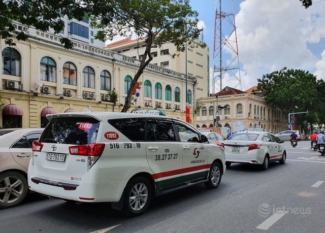 Taxi, taxi công nghệ chở khách tại TP.HCM phải mở cửa sổ - Ảnh 1.