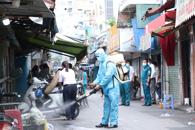  Cận cảnh việc phong tỏa một phần khu chợ sầm uất ở trung tâm TPHCM  - Ảnh 3.