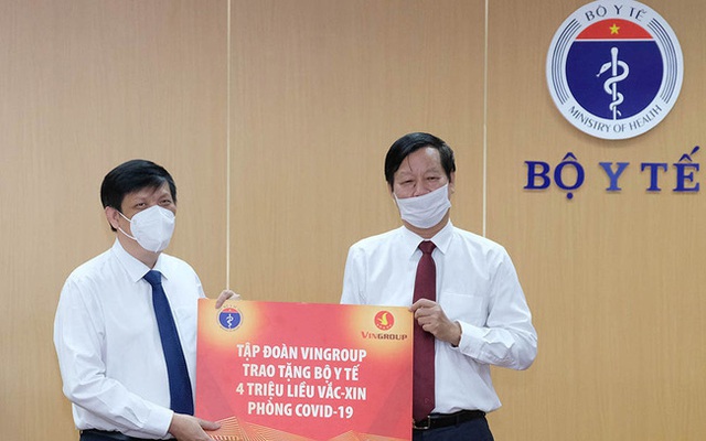 Bộ trưởng Nguyễn Thanh Long thay mặt ngành y tế tiếp nhận hỗ trợ 4 triệu liều vắc xin phòng COVID-19 của Tập đoàn Vingroup từ ông Lê Khắc Hiệp. Ảnh: SK&ĐS