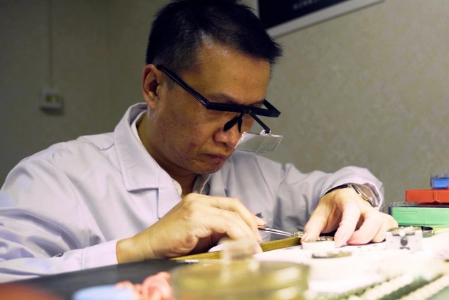 Sự kỳ công của người thợ đồng hồ tự chế tác những “siêu phẩm” thủ công, giá lên tới 80.000 USD, chất lượng sánh ngang với nhiều thương hiệu nổi tiếng