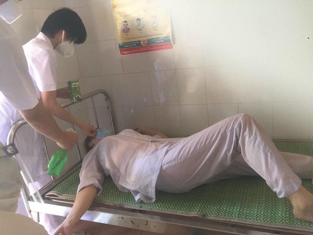  Hai nhân viên y tế kiệt sức, đổ gục khi lấy mẫu xét nghiệm Covid-19 giữa tiết trời oi bức ở Bắc Ninh - Ảnh 1.