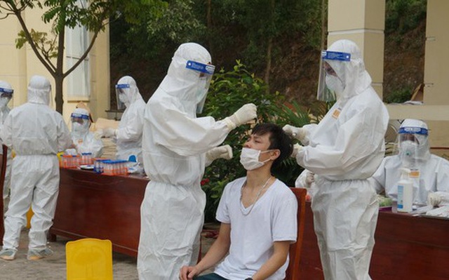 Lấy mẫu xét nghiệm trong bệnh viện dã chiến ở Bắc Giang.