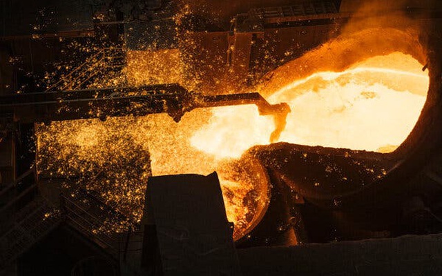 Hoạt động của lò luyện thép tại một nhà máy thép của Cleveland-Cliffs ở Burns Harbour, Ind.