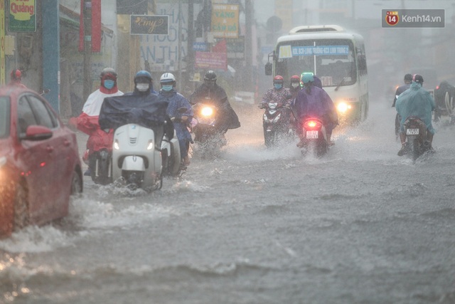 Ảnh: Ô tô chết máy, trôi bồng bềnh trên đường ngập ở Sài Gòn sau mưa lớn - Ảnh 1.
