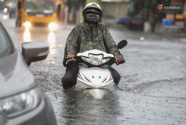 Ảnh: Ô tô chết máy, trôi bồng bềnh trên đường ngập ở Sài Gòn sau mưa lớn - Ảnh 11.