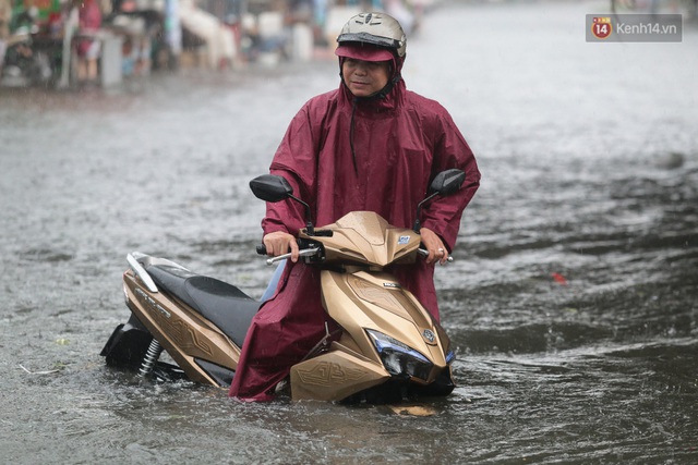 Ảnh: Ô tô chết máy, trôi bồng bềnh trên đường ngập ở Sài Gòn sau mưa lớn - Ảnh 12.