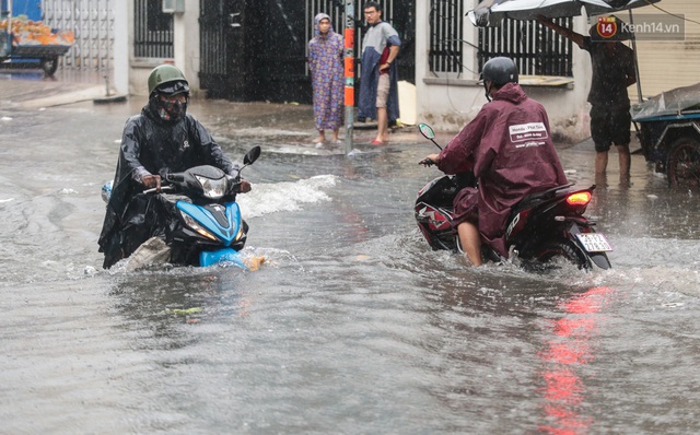 Ảnh: Ô tô chết máy, trôi bồng bềnh trên đường ngập ở Sài Gòn sau mưa lớn - Ảnh 14.