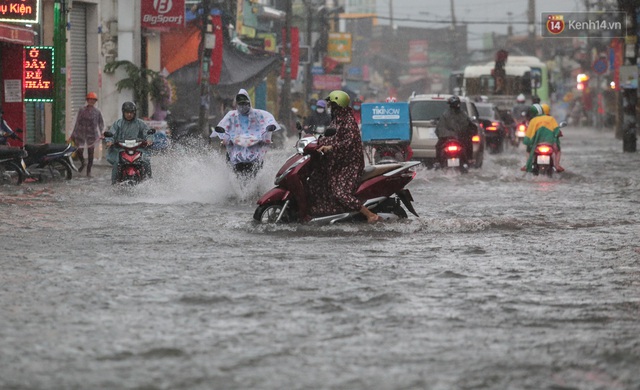 Ảnh: Ô tô chết máy, trôi bồng bềnh trên đường ngập ở Sài Gòn sau mưa lớn - Ảnh 16.