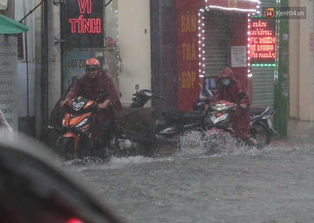 Ảnh: Ô tô chết máy, trôi bồng bềnh trên đường ngập ở Sài Gòn sau mưa lớn - Ảnh 18.