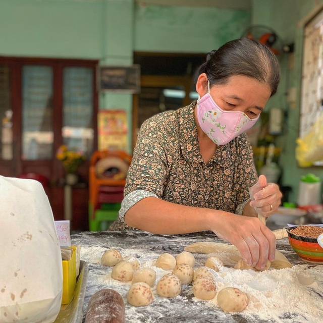 Hàng bánh tiêu chảnh số 1 Việt Nam: Chưa kịp mở cửa đã thông báo hết bánh, có người phải đứng chờ cả tiếng đồng hồ - Ảnh 4.