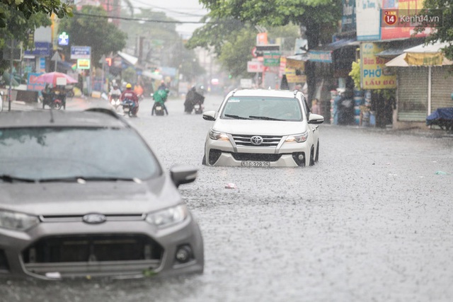 Ảnh: Ô tô chết máy, trôi bồng bềnh trên đường ngập ở Sài Gòn sau mưa lớn - Ảnh 4.