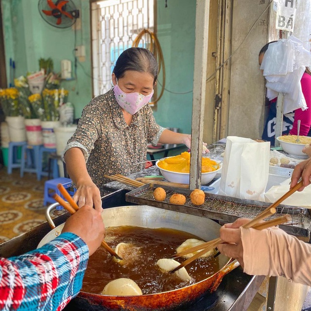 Hàng bánh tiêu chảnh số 1 Việt Nam: Chưa kịp mở cửa đã thông báo hết bánh, có người phải đứng chờ cả tiếng đồng hồ - Ảnh 5.