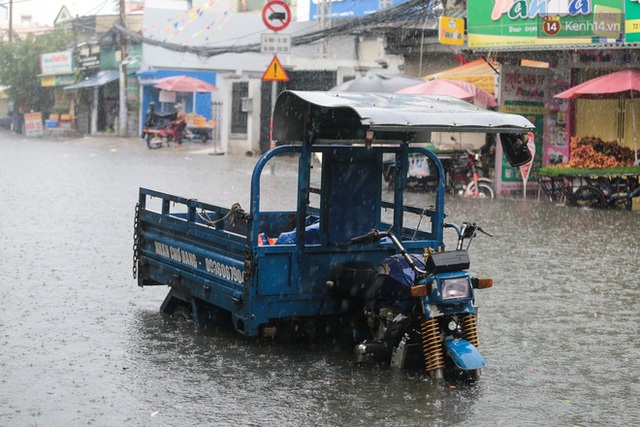 Ảnh: Ô tô chết máy, trôi bồng bềnh trên đường ngập ở Sài Gòn sau mưa lớn - Ảnh 5.