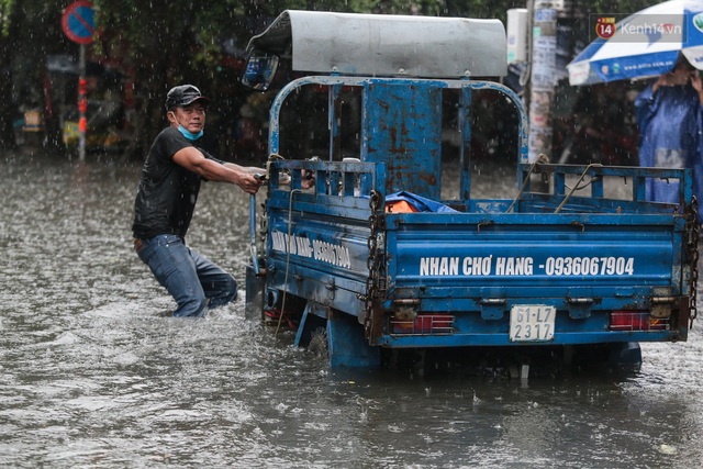 Ảnh: Ô tô chết máy, trôi bồng bềnh trên đường ngập ở Sài Gòn sau mưa lớn - Ảnh 6.