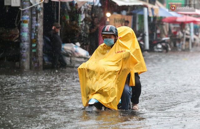 Ảnh: Ô tô chết máy, trôi bồng bềnh trên đường ngập ở Sài Gòn sau mưa lớn - Ảnh 9.