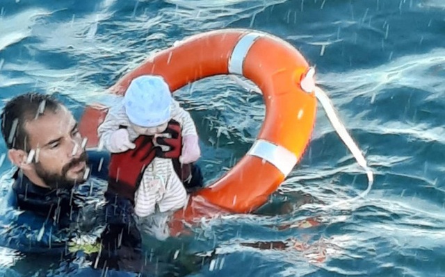 Người trong cuộc kể về bức ảnh em bé sơ sinh trong đoàn di cư được cứu từ biển: "Đứa trẻ lạnh cóng, không cử động"