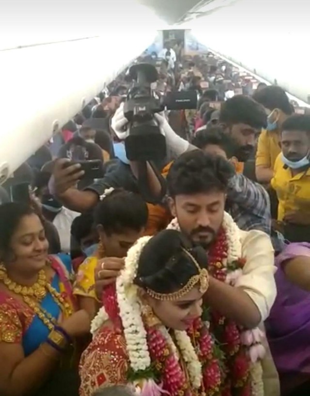 Thuê nguyên chuyến bay để tổ chức đám cưới trên trời bất chấp đại dịch, cặp đôi Ấn Độ nhận mưa gạch đá - Ảnh 1.