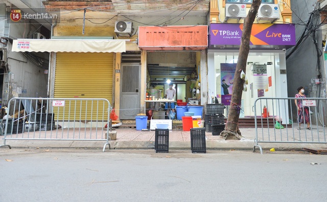 Cận cảnh phiên chợ chống dịch Covid-19 ở Hà Nội: Người dân bỏ tiền vào xô, nhận đồ ở chậu - Ảnh 2.