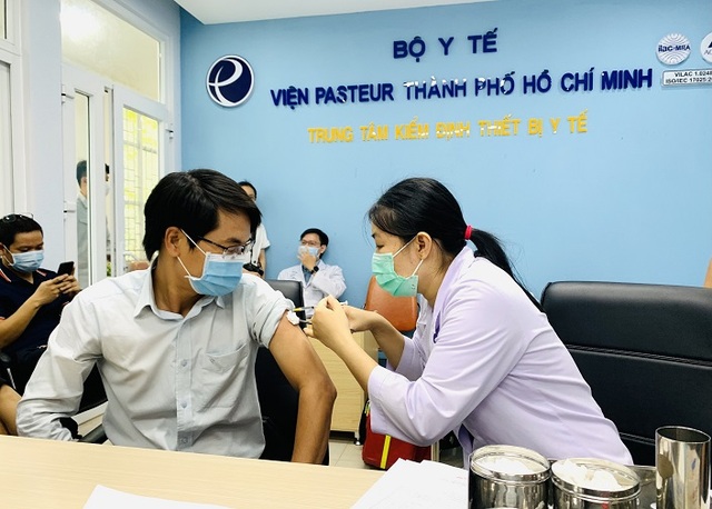 Doanh nghiệp du lịch tạm ngưng chào bán tour đi Mỹ tiêm vaccine - Ảnh 2.