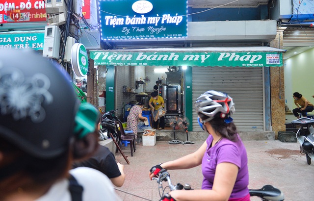 Cận cảnh phiên chợ chống dịch Covid-19 ở Hà Nội: Người dân bỏ tiền vào xô, nhận đồ ở chậu - Ảnh 11.
