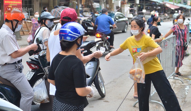 Cận cảnh phiên chợ chống dịch Covid-19 ở Hà Nội: Người dân bỏ tiền vào xô, nhận đồ ở chậu - Ảnh 12.