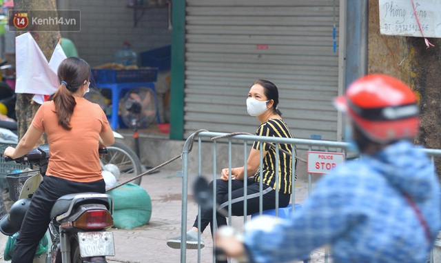 Cận cảnh phiên chợ chống dịch Covid-19 ở Hà Nội: Người dân bỏ tiền vào xô, nhận đồ ở chậu - Ảnh 15.