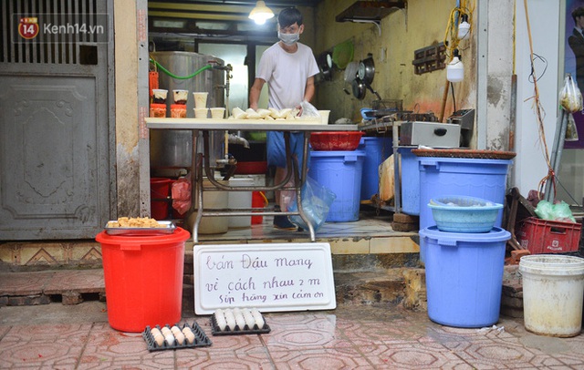 Cận cảnh phiên chợ chống dịch Covid-19 ở Hà Nội: Người dân bỏ tiền vào xô, nhận đồ ở chậu - Ảnh 3.