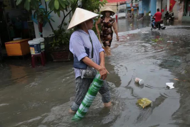  CẢNH BÁO: Nhiều tuyến đường ở TP HCM đang ngập sâu  - Ảnh 4.