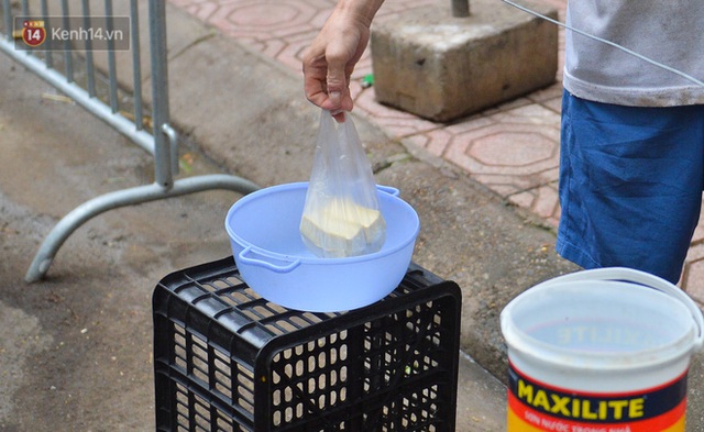 Cận cảnh phiên chợ chống dịch Covid-19 ở Hà Nội: Người dân bỏ tiền vào xô, nhận đồ ở chậu - Ảnh 5.