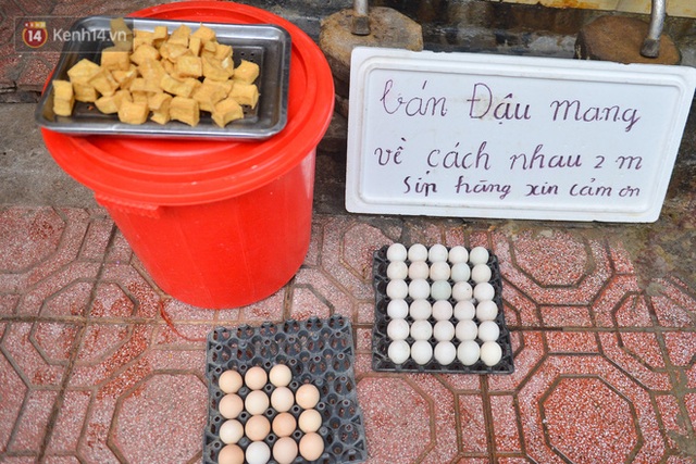 Cận cảnh phiên chợ chống dịch Covid-19 ở Hà Nội: Người dân bỏ tiền vào xô, nhận đồ ở chậu - Ảnh 7.
