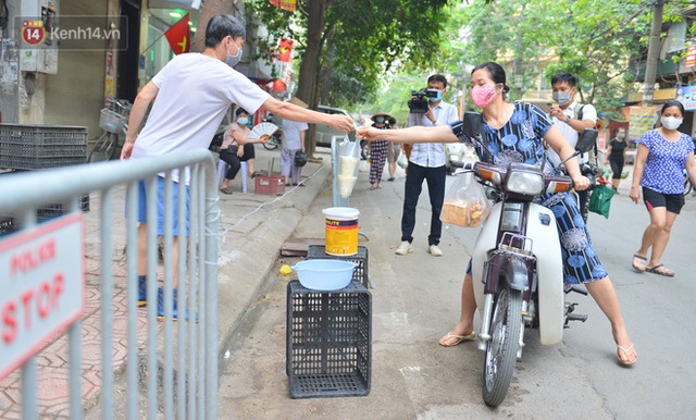 Cận cảnh phiên chợ chống dịch Covid-19 ở Hà Nội: Người dân bỏ tiền vào xô, nhận đồ ở chậu - Ảnh 8.