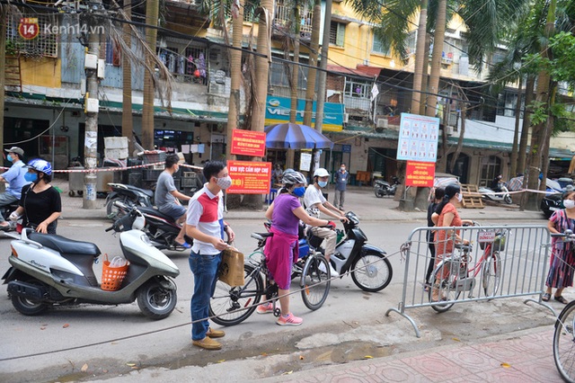 Cận cảnh phiên chợ chống dịch Covid-19 ở Hà Nội: Người dân bỏ tiền vào xô, nhận đồ ở chậu - Ảnh 10.